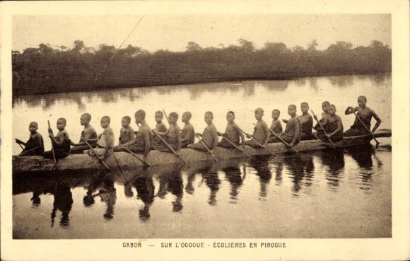 Ak Gabun, sur l'Ogooue, Ecolieres en pirogue