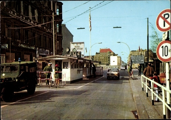 Ak Berlin,  Checkpoint, Ausländerübergang