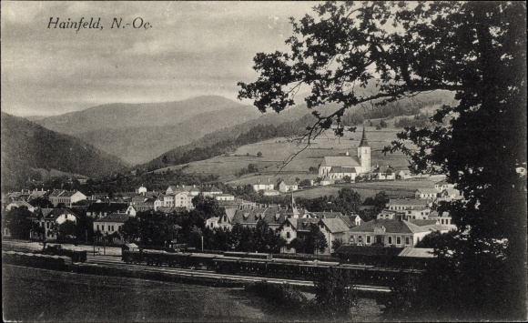 Ak Hainfeld in Niederösterreich, Blick auf den Ort, Bahnhof, Gleisseite
