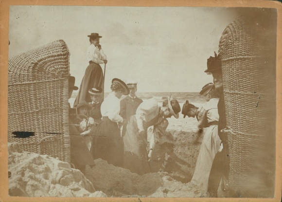 Foto Insel Sylt in Nordfriesland, Familie Carr und Billink am Strand 1897