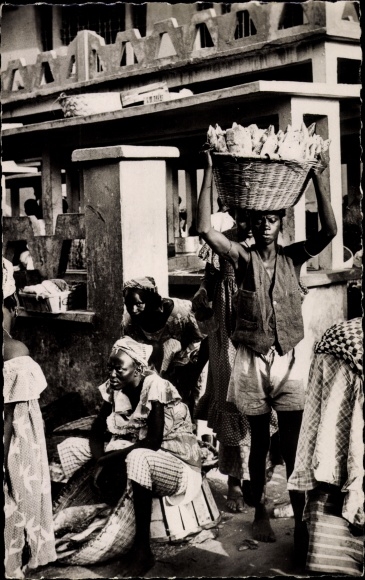 Ak Dakar Senegal, ein Träger auf dem Sandaga-Markt