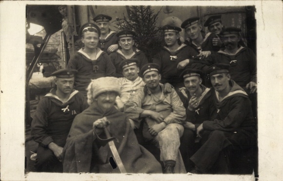 Foto Ak Deutsche Seeleute in Uniform, Gruppenbild, Kaiserliche Marine