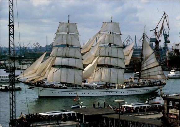 Ak Deutsches Segelschulschiff Gorch Fock, vor Anker im Hamburger Hafen, Backbord