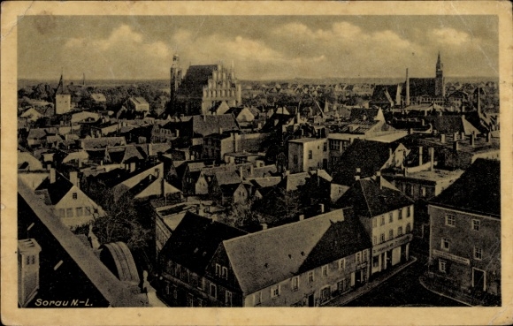 Ak Żary Sorau Niederlausitz Ostbrandenburg, Stadtansicht von   Gebäude, Wolken, keine Personen