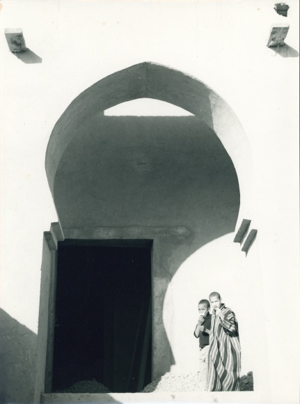 Foto Jungen vor einem Haus, 1975