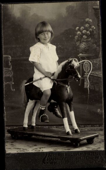 CdV Kinderportrait, Kind auf einem Spielzeugpferd, Fotograf Wolters, Hannover Döhren