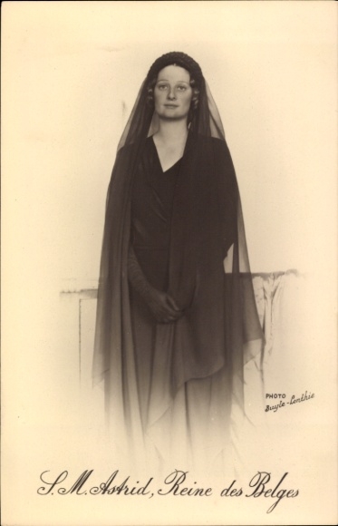 Ak S. M. Astrid, Reine des Belges, Astrid von Schweden in schwarzem Kleid