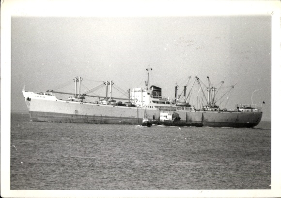 Foto Frachtschiff auf See, Schlepper