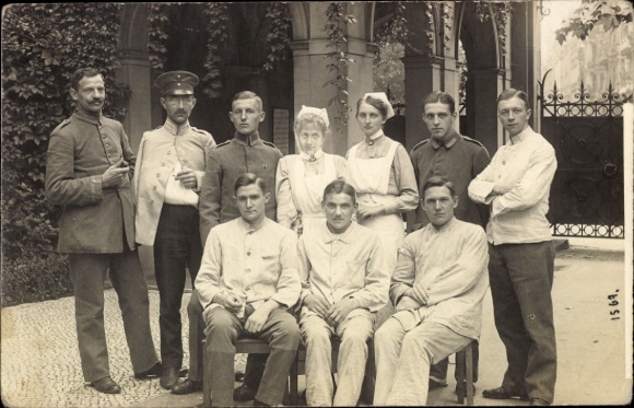 Foto Ak Berlin Neukölln, Lazarett, Deutsche Soldaten, Krankenschwestern