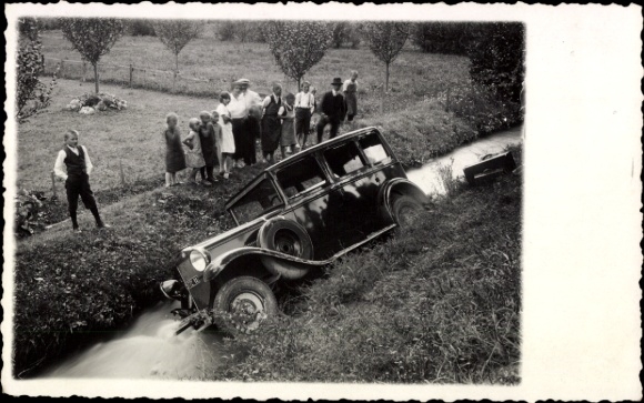 Foto Ak Automobil, in einen Graben gefallen, Schaulustige, Gruppenbild