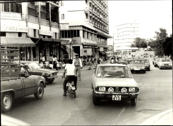 Foto Nikosia Zypern, Straße, Verkehr, Passanten, Geschäft Olympia