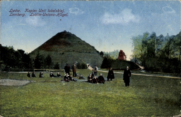 Ak Lwiw Lwów Lemberg Léopol Ukraine, Kopiec Unii lubelskiej,  Menschen auf Wiese, Statue im Hinte
