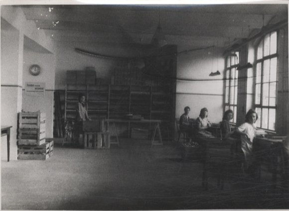 Original Foto Berlin Kreuzberg, Oranienstraße 6, Mitarbeiterinnen der Firma Rogge, um 1948