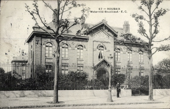Ak Roubaix Nord, Maternité Boucicaut,  Bäume, Zaun, Straße, Person