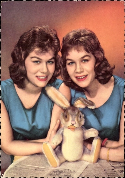 Ak Schauspielerinnen Isa Günther und Jutta Günther, Portrait, Stoffhase, Autogramm