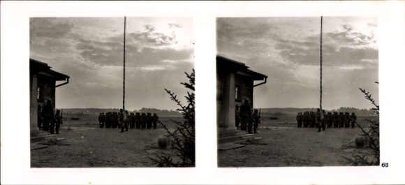 Stereo Raumbild Foto "Die Soldaten des Führers im Felde", Nr. 68; Flaggenparade, dt. russ. Grenze