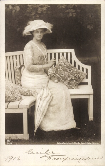 Ak Kronprinzessin Cecilie von Preußen, Sitzportrait auf Bank, Hut, Schirm, Kissen