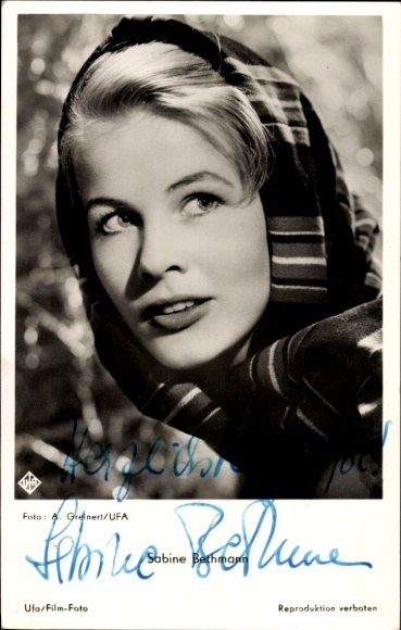 Ak Schauspielerin Sabine Bethmann, Portrait mit Kopftuch