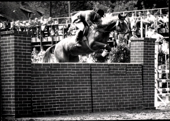 Foto Ak Springreiten, Sprung über ein Hindernis, Zuschauer