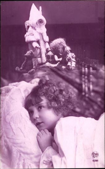 4 AK, schlafendes Kind mit Spielzeug