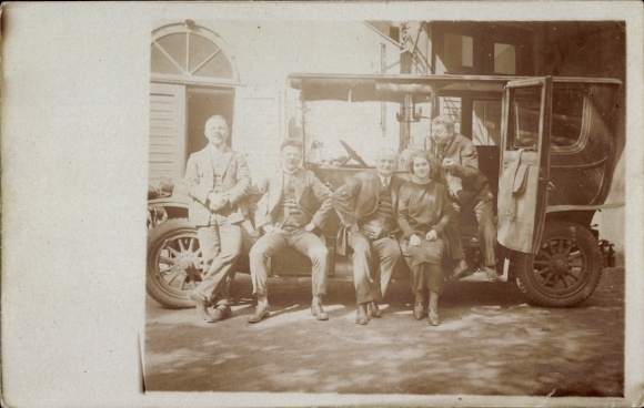 Foto Ak Menschen-Gruppenfoto, Auto