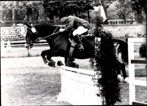 Foto Ak Springreiten, Sprung über ein Hindernis