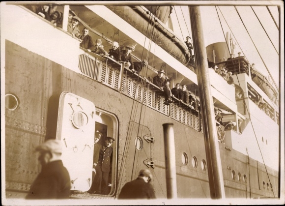 Foto Dampfer Norddeutscher Lloyd Bremen, Passagiere an Deck, Seeleute