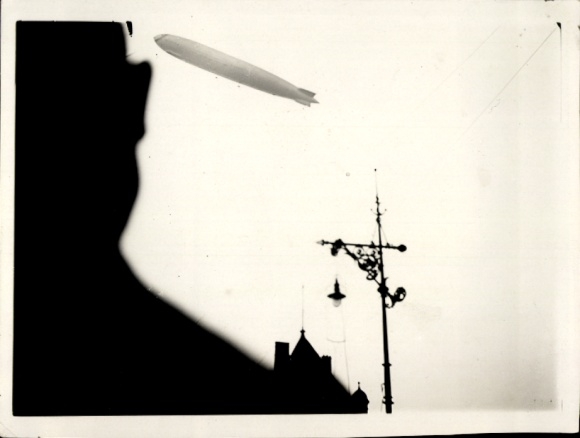 Foto Luftschiff LZ 127 Graf Zeppelin auf der ersten Weltfahrt über Berlin, Blick von der Ebertbrücke