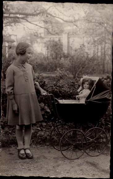 Foto Ak Gaschwitz Markkleeberg in Sachsen, Mädchen mit Puppenwagen