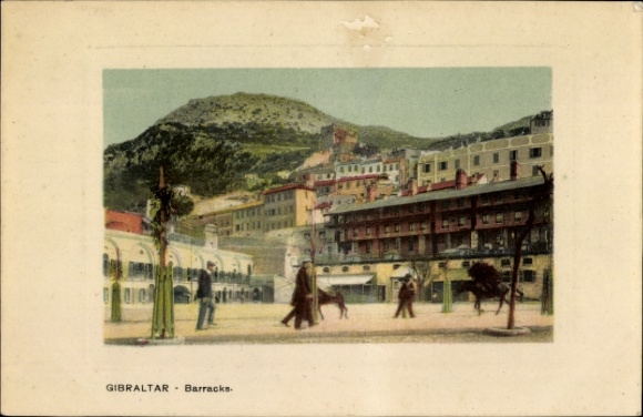 Ak Gibraltar,  Barracks, Berg im Hintergrund, Menschen, Gebäude