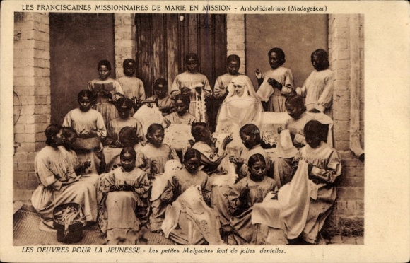 Ak Madagaskar, kleine madagassische Mädchen stellen hübsche Spitze her