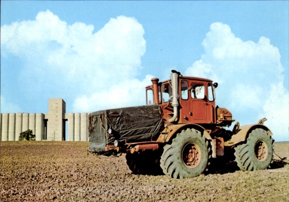 Ak Neumark in Sachsen, sowjetischer Traktor K 700, Kraftfuttermischwerk