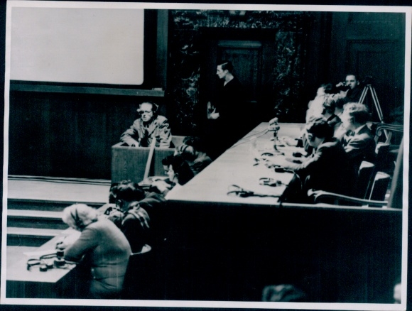 Foto Nürnberger Prozess, Probe des Dolmetschersystems im Justizpalast, Leinwand, Zeugenbank