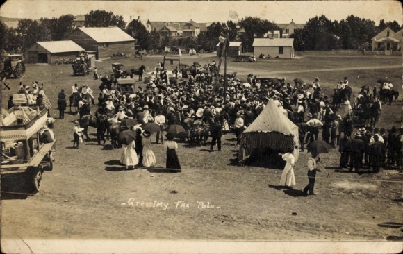 Foto Ak Greasing the Pole, Festplatz, Zuschauer