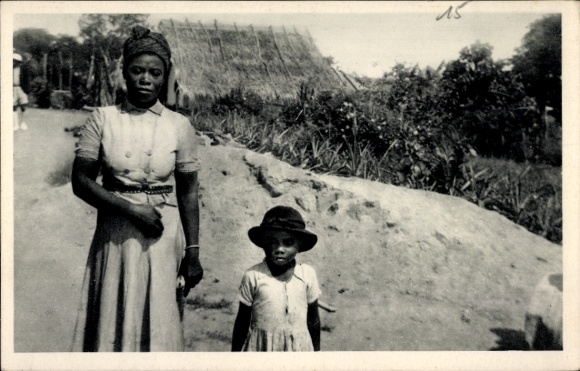 Ak Kamerun, Katholische Mission Yoko, einheimische Frau mit Kind