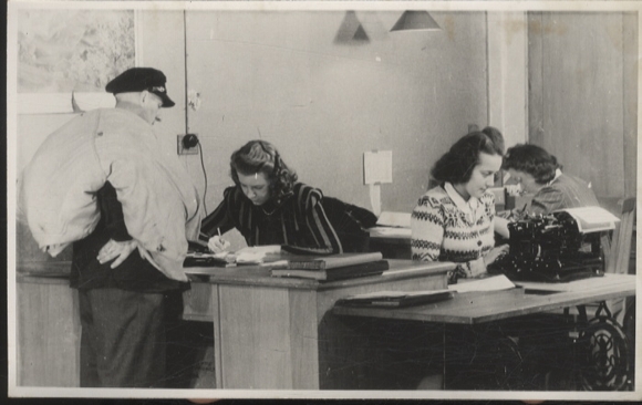 Original Foto Berlin Pankow, Pappelallee, Krüger & Co. Bekleidungsgeschäft, Büro, um 1948, 12x17 cm