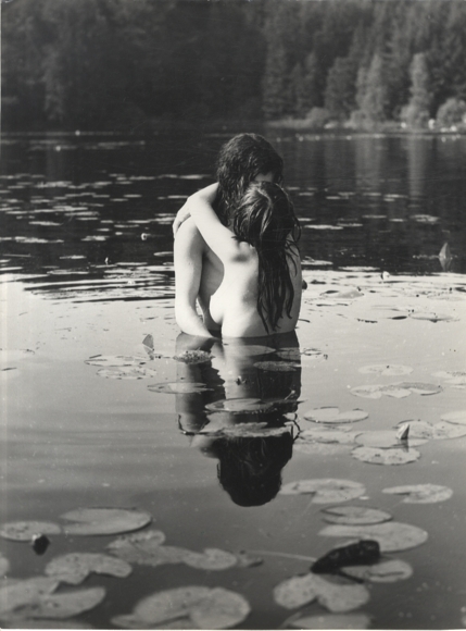 Original Akt-Foto Gert Kreutschmann um 1970, nacktes Paar im See, ca. 40 x 30 cm
