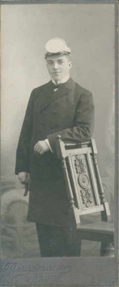 CdV Verden, Student, Standportrait mit Mütze, Fotograf Bornemann
