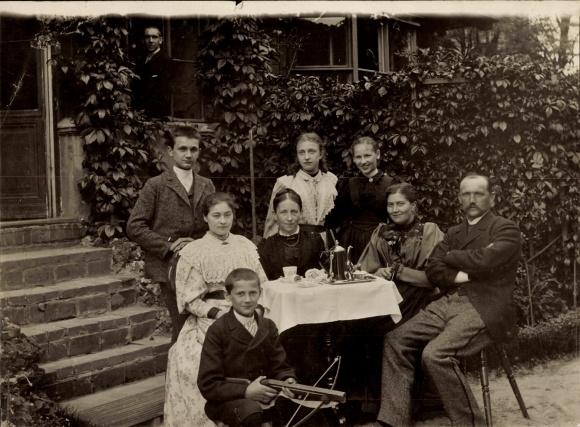 Foto Familie Heiland mit Gästen, Joh. Hercker, Anna Günther, Paula Hercker, Junge mit Armbrust