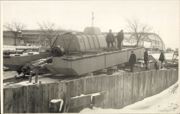 Foto Ak Schleppfahrzeug im Dock, Fotograf Ahrens, Ribnitz - Müritz