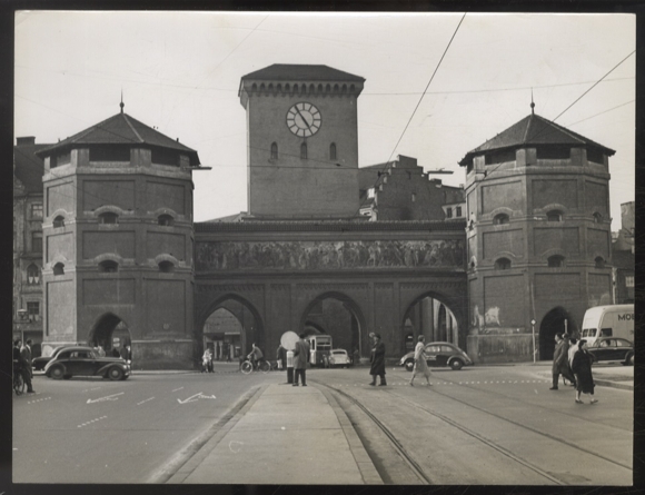 Fotografie Straßenbild mit Autos, Straßenbahn, Passanten vor dem Münchner Isartor, um 1950