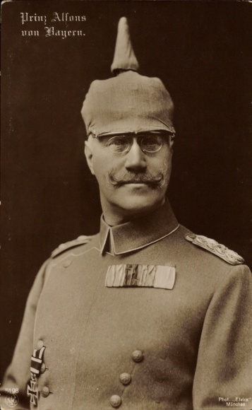 Ak Prinz Alfons von Bayern, Portrait in Uniform, Pickelhaube, Orden