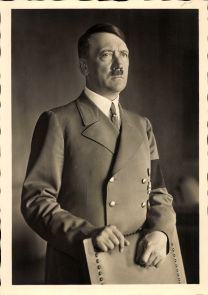 Ak Führer und Reichskanzler Adolf Hitler, Portrait im Anzug auf Stuhllehne gestützt