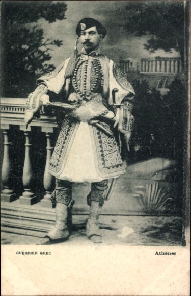 Ak griechischer bewaffneter Athener in Tracht