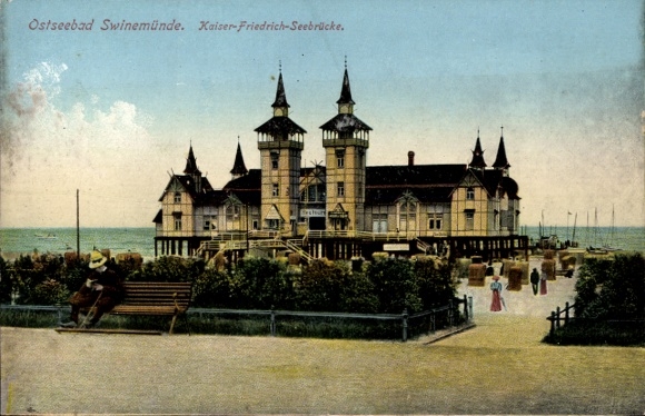 Ak Świnoujście Swinemünde Pommern, Ostseebad  Kaiser-Friedrich-Seebrücke, Strand, Menschen, Bäume
