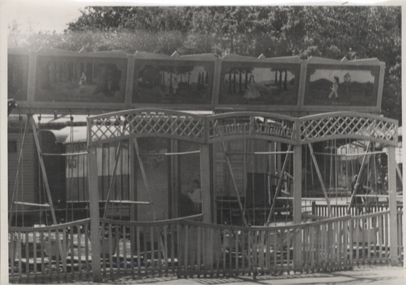 Original Foto Berlin Treptow, Vergnügungspark, Schiffsschaukel auf der Festwiese, um 1947