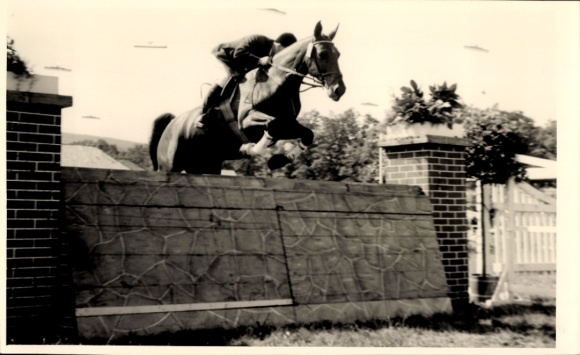 Foto Ak Springreiten, Sprung über ein Hindernis