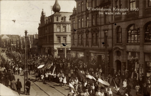 Ak Wilhelmshaven in Niedersachsen, Kriegsjahr 1916, Die Wache zieht auf, Matrosen