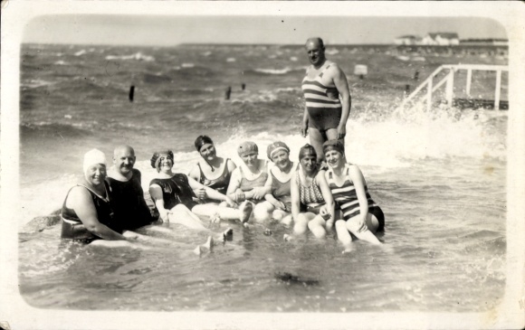 Foto Nordseebad Büsum, Gruppenbild am Meeresufer