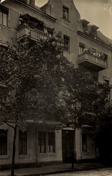 Foto Ak Berlin Neukölln?, Wohnhaus, Anwohner auf den Balkonen
